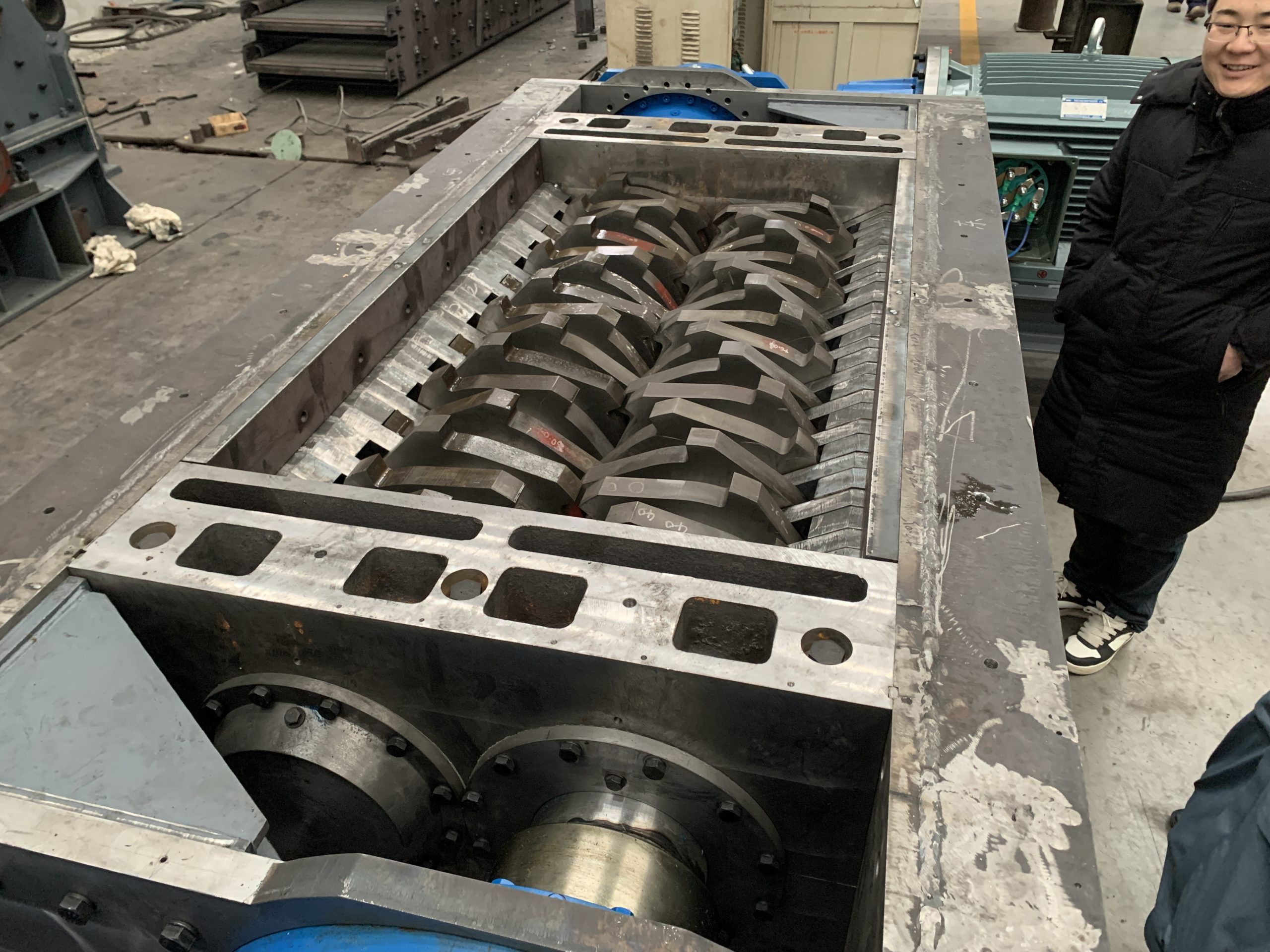 Dual-shaft shredder cutter chamber