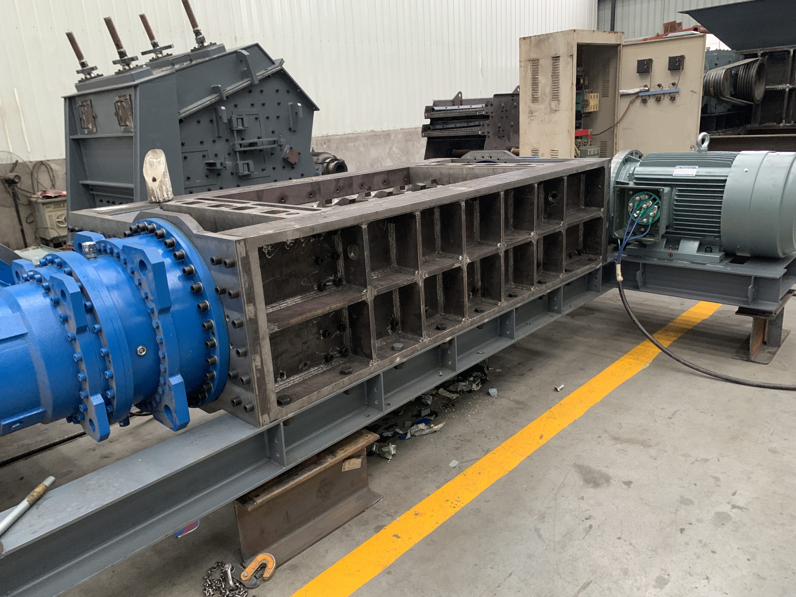 Dual-shaft shredder workshop view